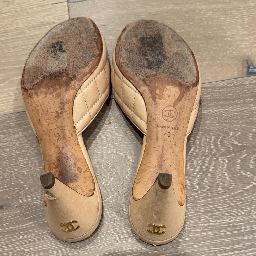 Vintage CHANEL Beige Quilted Open-Toe Slide Mules - Picture 3 of 3
